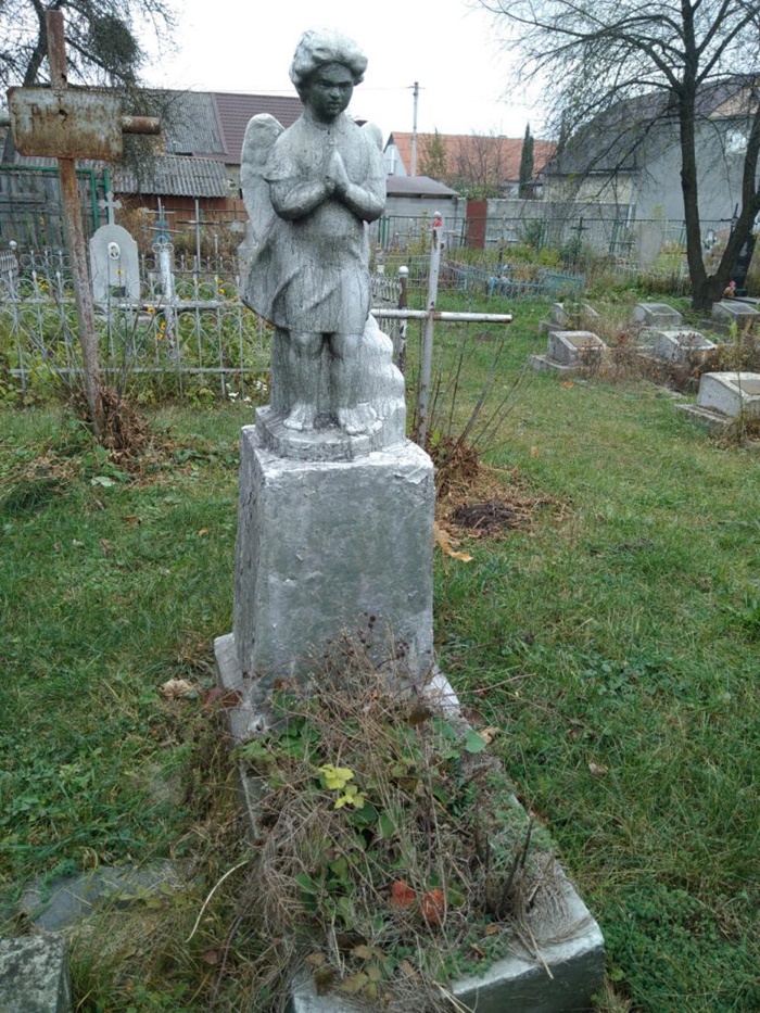Ще один скорботний янгелик на дитячій, на жаль, уже безіменній, могилі 