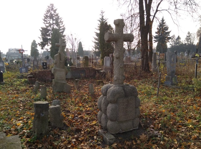 Дерево без гілок. Такі пам’ятники виготовляли в майстерні Ярмушевського в Рівному