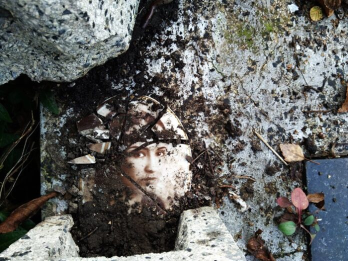 Поруйнований надгробок і просто під ногами – фото молодої красивої жінки