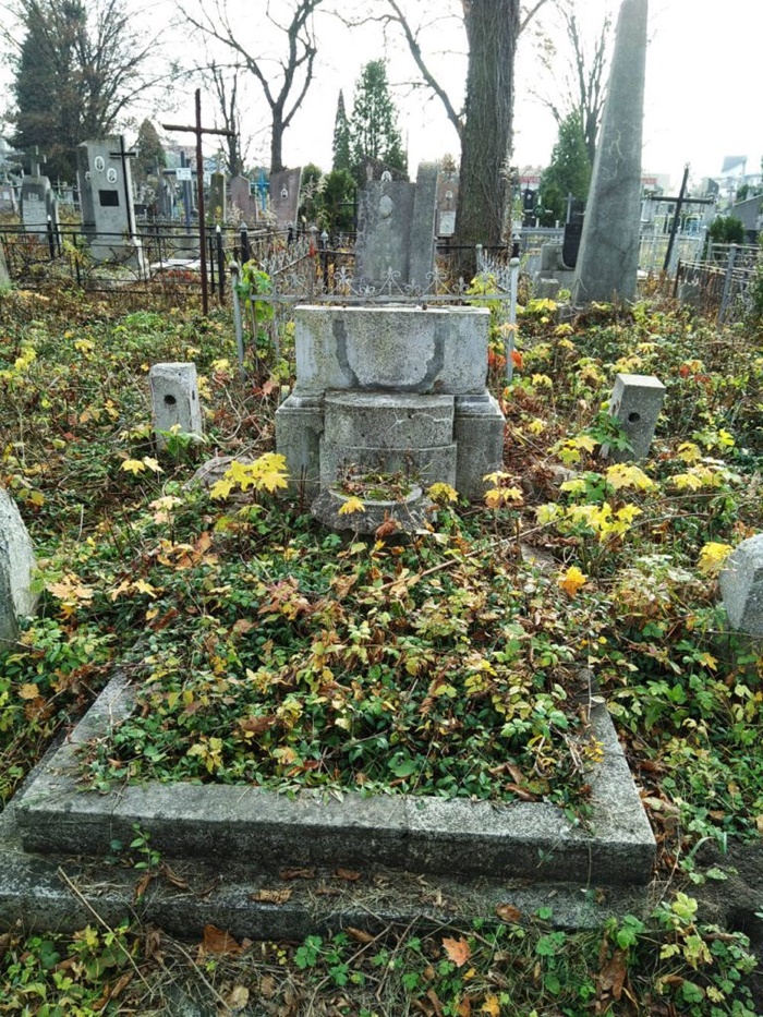 агальний вигляд могили Ірени Аутерхофф. Таких могил на Дубенському чимало. Видно, що обрамляли поховання металеві ланцюги, але їх давно вже немає. Імовірно стали здобиччю збирачів (а радше крадіїв) металу 