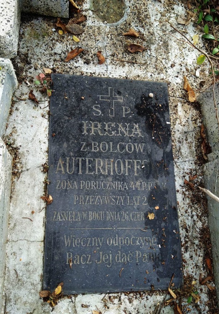 Колись ошатний надгробок лежить розбитий на землі 