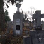 Таких могил з барельєфами на католицькій частині кладовища не так багато