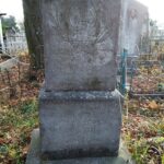 Аскетичний надгробок на могилі капельмейстра 45 піхотного полку стрільців кресових Вацлава Лєвацкого. Чому помер цей військовик, невідомо. Лише викарбувані на камені нотний стан і ліра вказують на його професію