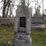 А тут покояться матір з донькою, які померли в один день. Виходячи з напису на постаменті, можна припустити, що жінка померла після пологів, а донька прожила один день