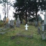 Поодинокі білі хрести розкидані по всій території католицької частини кладовища. Зазвичай під ними покояться невідомі польські солдати