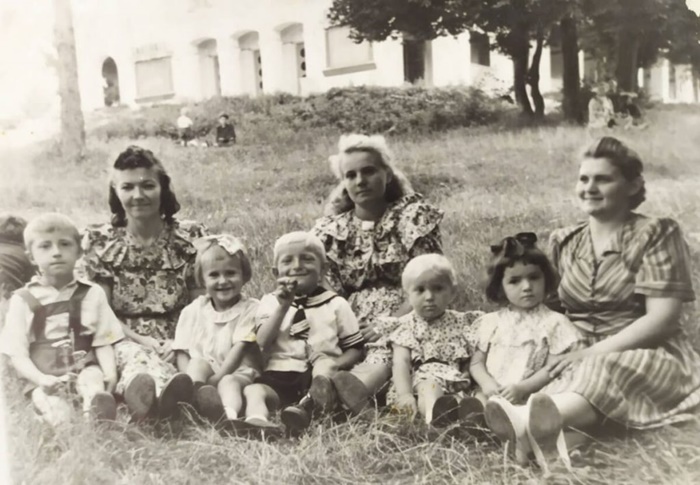 ни відпочивають родинами в міському парку. Позаду угорі видно кінотеатр ім. Шевченка. Фото 1950-х, надане Галиною Данильчук