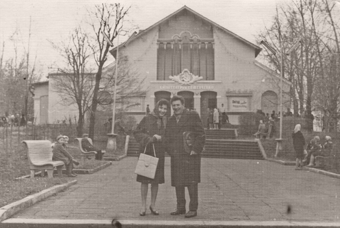 Рівняни полюбляли фотографуватися на фоні нового кінотеатру. Ігор Окопний з дружиною на фоні реконструйованого кінотеатру ім. Шевченка