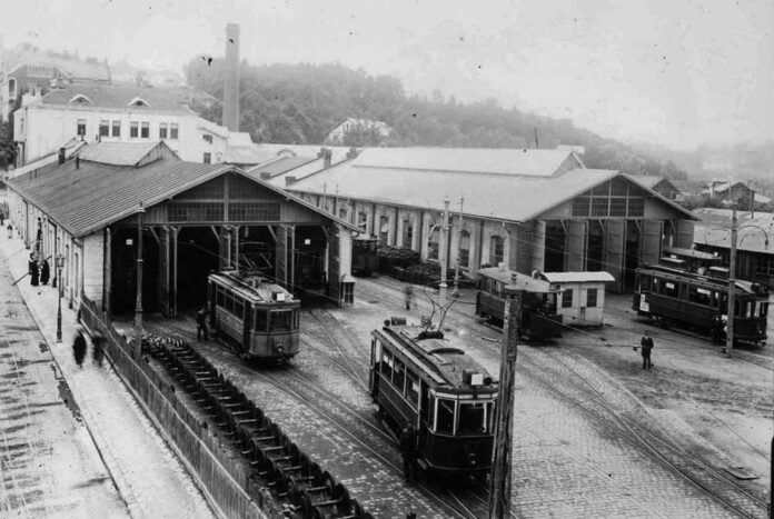 Трамвайні вагони «Sanok» різних модифікацій на території вагоноремонтних майстерень. 1925 рік. Трамвайні вагони «Sanok» різних модифікацій на території вагоноремонтних майстерень. 1925 рік.