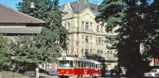 Трамвайний поїзд із вагонів «Tatra T4SU» із головним вагоном № 881 на вул. Підвальній