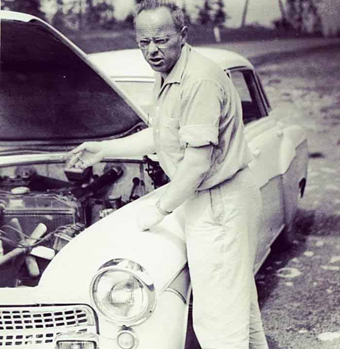 Станіслав Лем біля свого Вартбурга, 1962 рік.