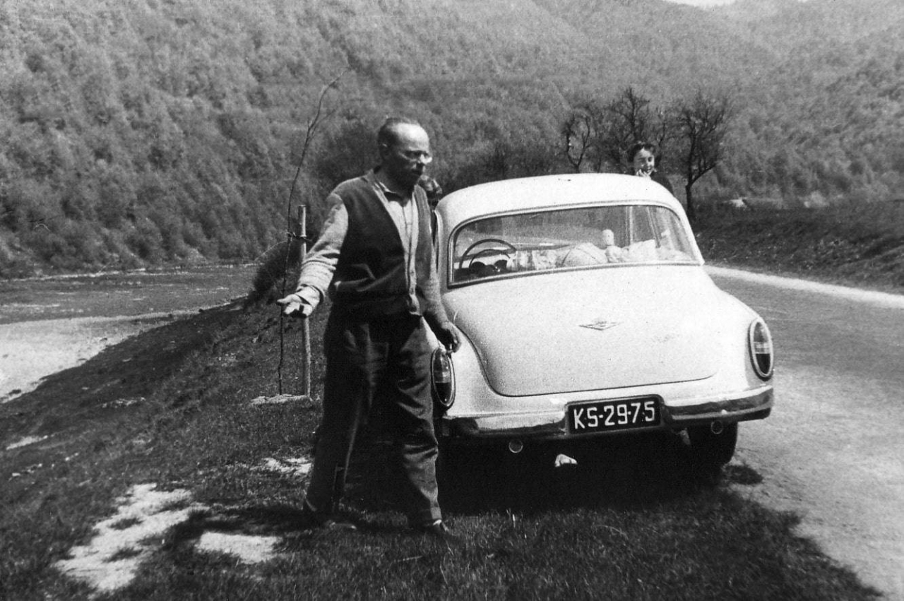 Станіслав Лем у подорожі біля свого Вартбурга, 1962 рік.