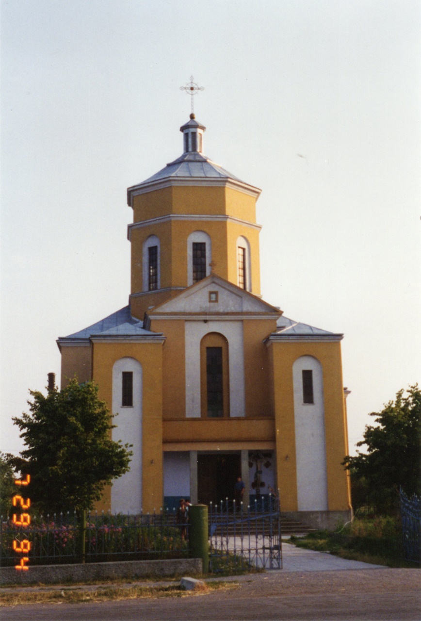 Церква Царя Христа в Озерянах, 1994 р. Фото Марти Воєвідки, онуки о. Вальницького - пароха в Озерянах в часі зведення храму