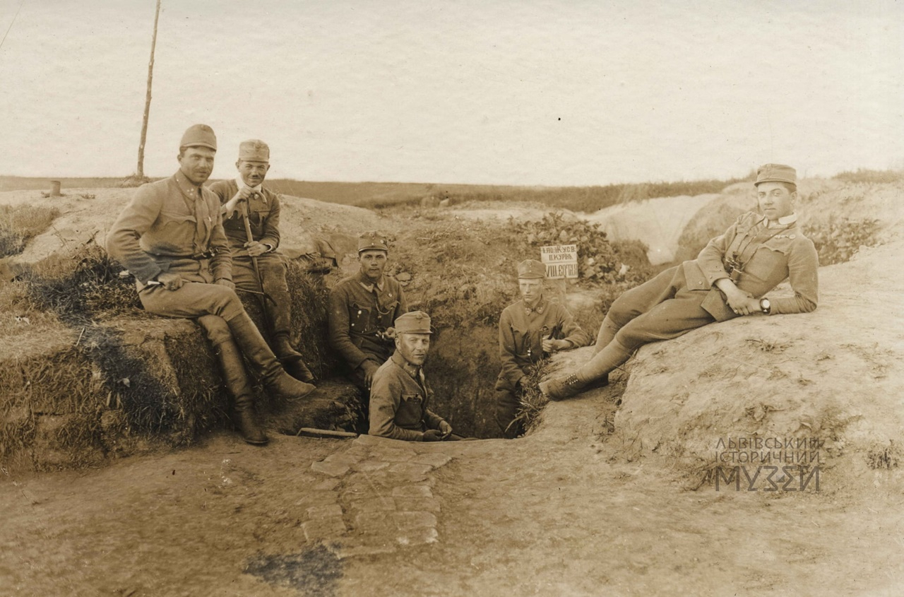 Українські січові стрільці біля окопу. 1.VI.1916 р. Фондова колекція ЛІМ