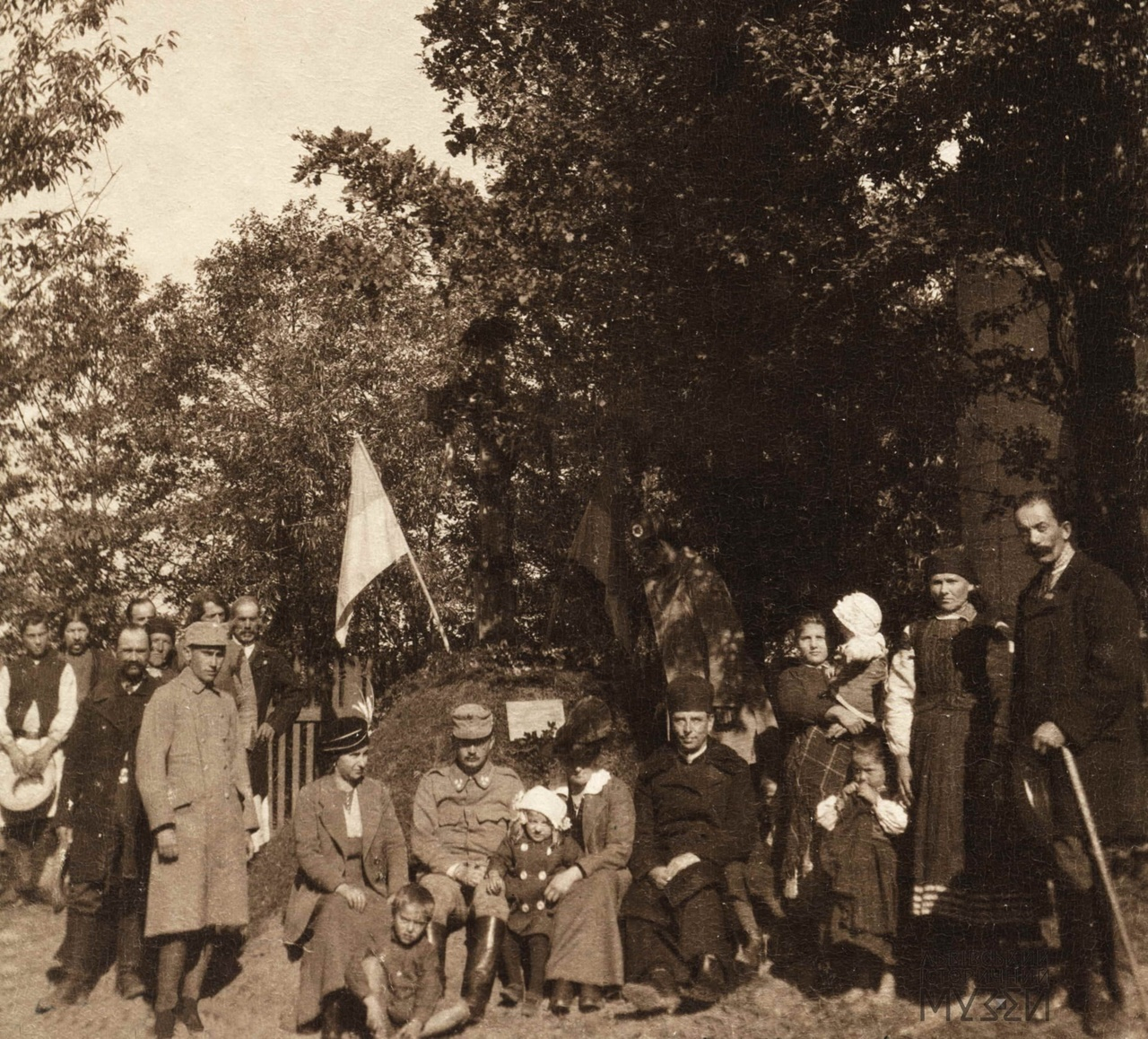 На могилі українського січового стрільця Євгена Кухарського, с.Вікторів Івано-Франківської обл. Фондова колекція ЛІМ