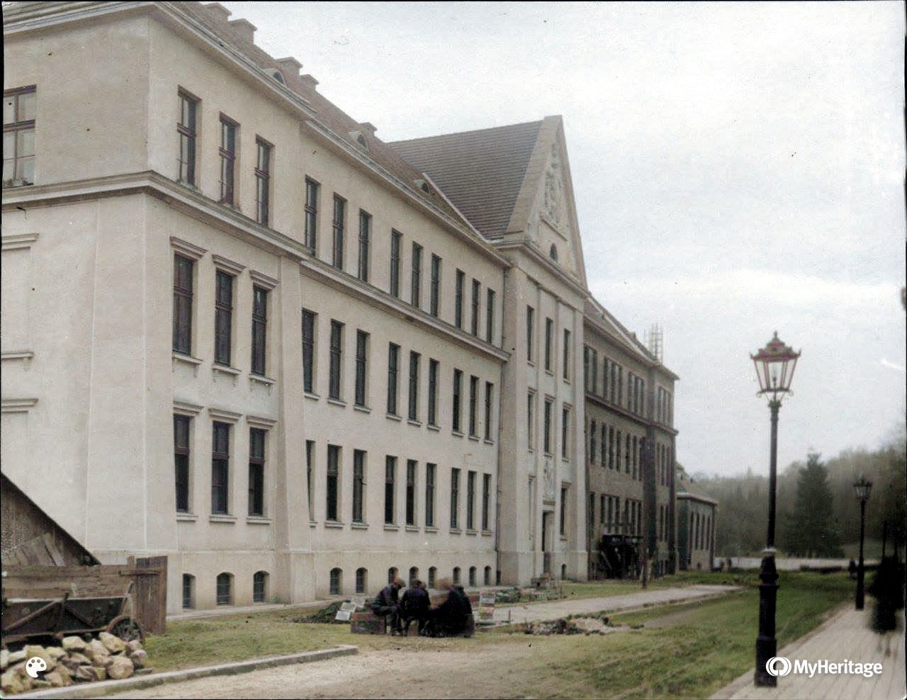 VIII польська гімназія ім.Короля Казимира Великого. В совєтський період середня школа №14. Архітектор Владислав Дердацький, 1924-1926 рр. Колоризація фото Сергія Леонова