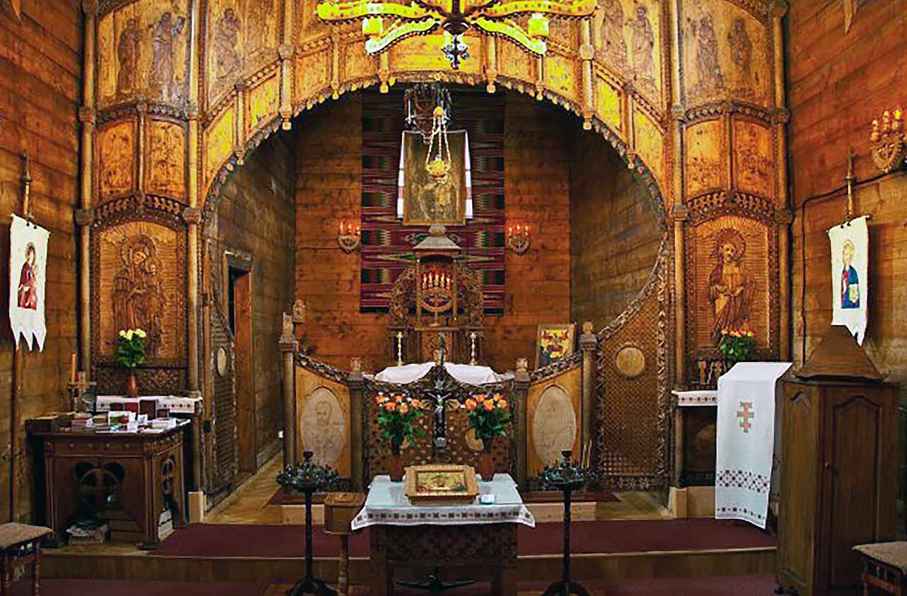 Інтер’єр монастирської ц. Св. Пророка Іллі в Дорі до знищення пожежею 15 березня 2014 р.