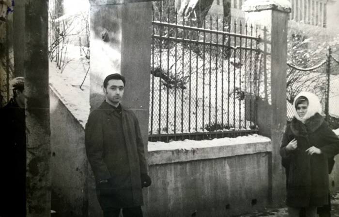 Добош біля будинку на вулиці Партизанській