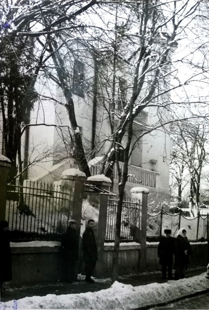 Добош біля будинку на вулиці Партизанській