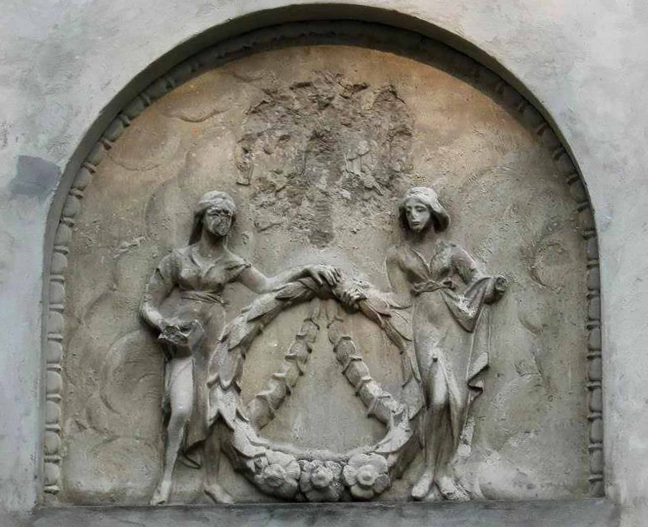 Рельєф над входом до каплиці з вулиці Свєнціцького. Фото Роксолани Гавалюк. 2005 р.