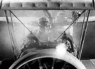 Атака на Кінг-Конга. Кадр із фільму, 1933 рік (скрін)