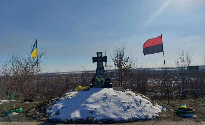 Відновилений меморіал Василю Сліпаку неподалік н.п. Луганське Донецької області