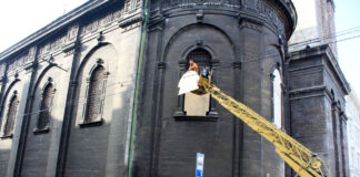 Монтування захисту вітражів Успенської церкви у Львові