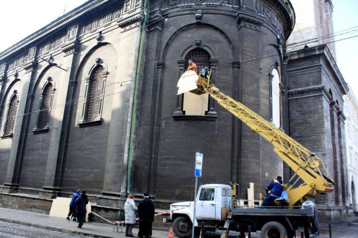 Монтування захисту вітражів Успенської церкви у Львові