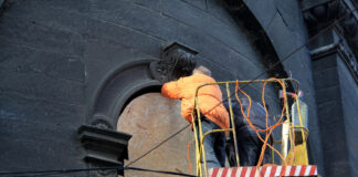 Монтування захисту вітражів Успенської церкви у Львові