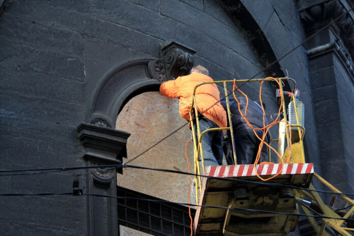 Монтування захисту вітражів Успенської церкви у Львові