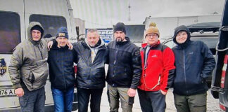 Даріуш (другий справа) передав необхідні засоби для добровольців. Світлина з фб сторінки родини Даріуша