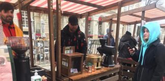 Кава на Фермерському ярмарку у Львові. Світлив Роман Балук