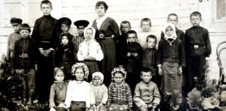 Українська народна школа в с. Городнє Фото: (Ковельський р-н), учителька Любов Білобран із учнями, 1917 р.