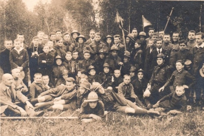 Пластуни юнацького куреня ім. Івана Мазепи в Станиславові (тепер – Івано-Франківськ), кінець 1920-х рр. З приватного архіву Юрія Юзича