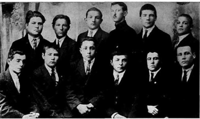 Вихованці Школи вкраїнських пластунів у Шипйорно (Польща) під час навчання в українській гімназії поблизу Праги, 1925 рік. Цю групу називали "гімназійна ґвардія". Зліва: Янківський, Олійник, Деркач, Мусіевич, Савицький, Литвиненко. Сидять: Марущак, Клевчуцький, Шморгун, Левицький, Жикул, Хоменко