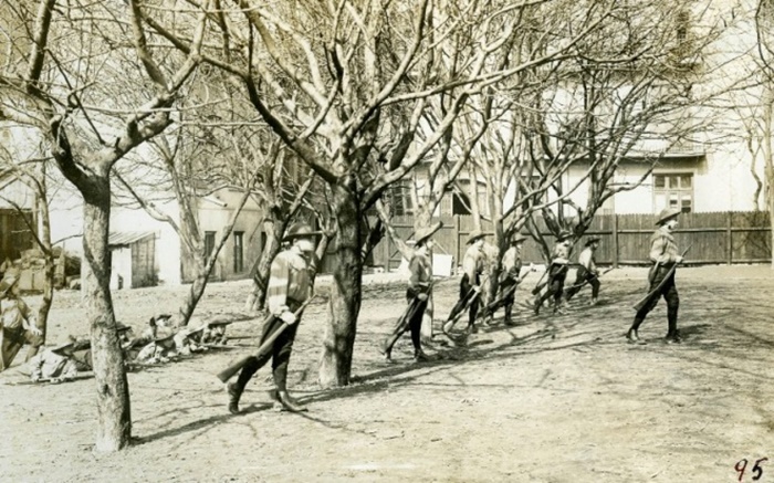 Пластуни товариства "Сокіл" під час вправ з крісами у Львові, 1914 р. Архів Степана Гайдчука