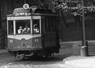 Трамвайний вагон «Sanok» № 113 спускається по вулиці Івана Франка. Приблизно в цьому місті подібний вагон перекинувся при проходженні кривої. Фото із колекції Ігоря Плотка. 1960-ті рр.