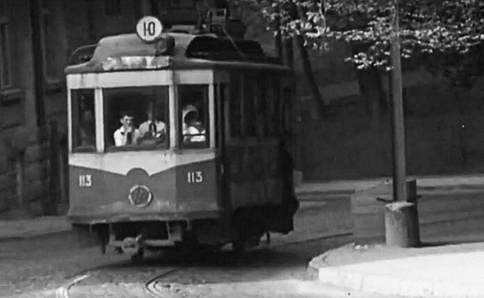 Трамвайний вагон «Sanok» № 113 спускається по вулиці Івана Франка. Приблизно в цьому місті подібний вагон перекинувся при проходженні кривої. Фото із колекції Ігоря Плотка. 1960-ті рр.