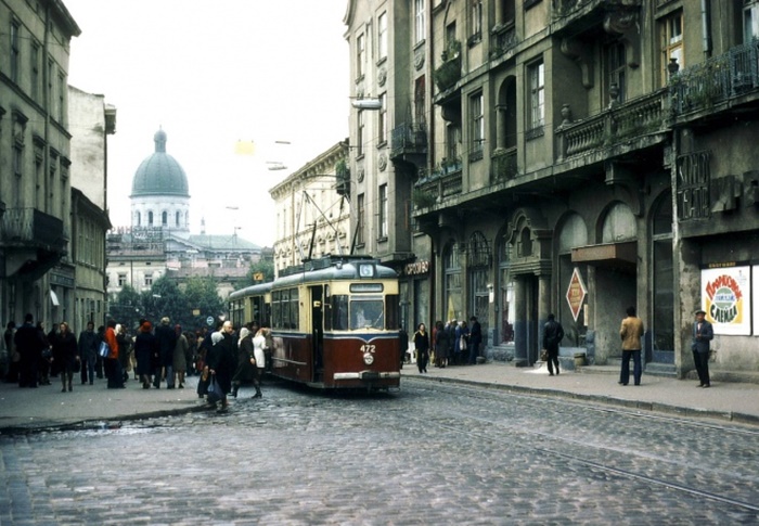 Трамвайний поїзд із вагонів "Gotha" № 472 і 572, який потрапив у аварію 10 січня 1972 р. був відновлений і експлуатувався до кінця 1983 року. Фото 1978 р. Автор фото – Ханс Орлеманс