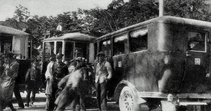 Наслідки зіткнення трамвая і автобуса. Кінець 1920-х рр. 