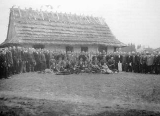 Члени Організації українських націоналістів і вояки Української повстанської армії відзначили Свято зброї на хуторі Ясенів біля села Яблунів — нині Самбірський район на Львівщині, 31 серпня 1944 року. Серед учасників тодішніх українських патріотичних рухів це свято було одним із трьох головних поряд із Днем Соборності та Днем Героїв