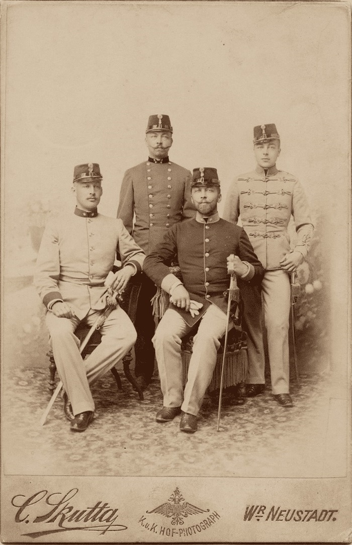 Офіцери різних родів військ з Вінер-Нойштадту