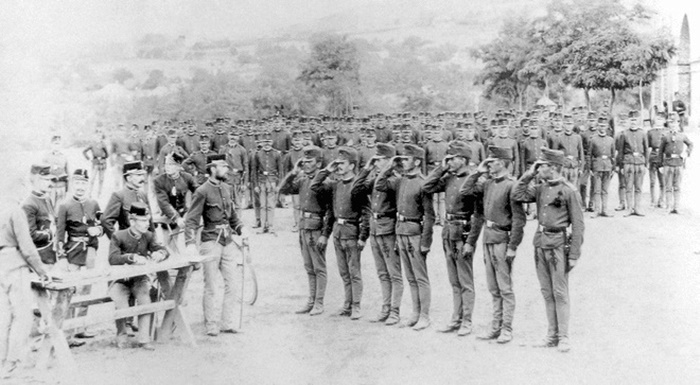 Інспекція піхотного полку гонведу на казарменому плацу. Відділення демонструє віддання честі командиру