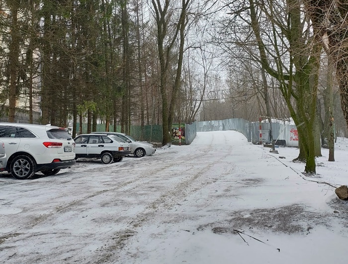 Колись мальовничий вхід тепер виглядає так