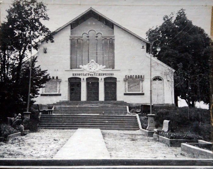 Червень 1955 року. Ліворуч ще видно захаращений куточок парку, відділений парканом. Цікаво, що вивіска “Кинотеатр им. Т.Г. Шевченко” російською мовою, а афіші “Сьогодні” і “Днями” – українською 