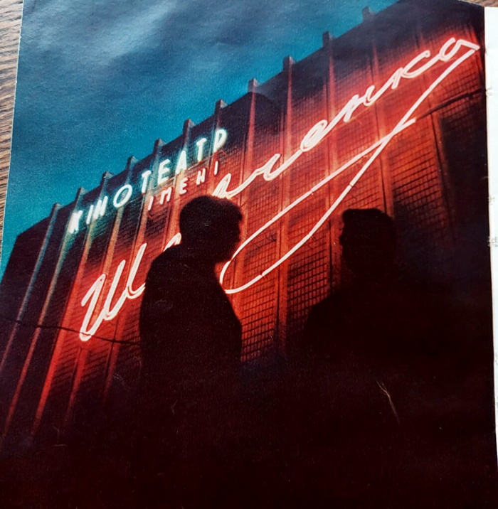 Фасад кінотеатру після чергової реконструкції на початку 1960-х. З’явилась неонова вивіска з назвою, але вже українською мовою