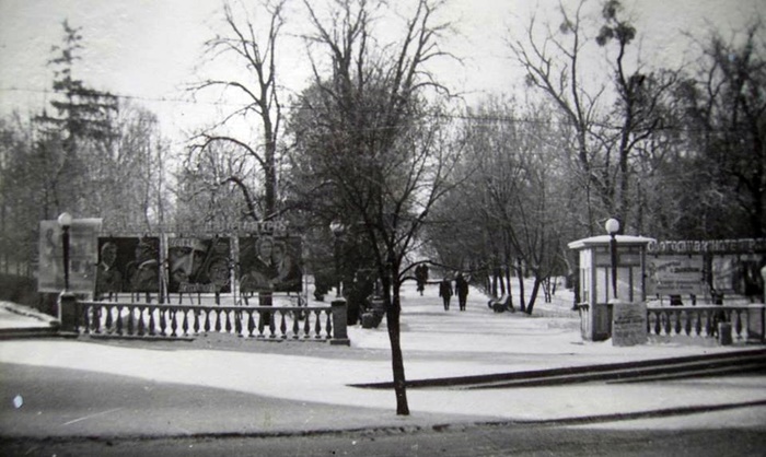 Поруч із входом до кінотеатру, обабіч входу до парку з вулиці Ленінської (тепер Соборної), завжди можна було дізнатися з афіш про кіноновинки міста, середина 1960-х 