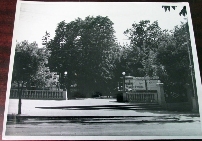 А так цей же вхід виглядав улітку