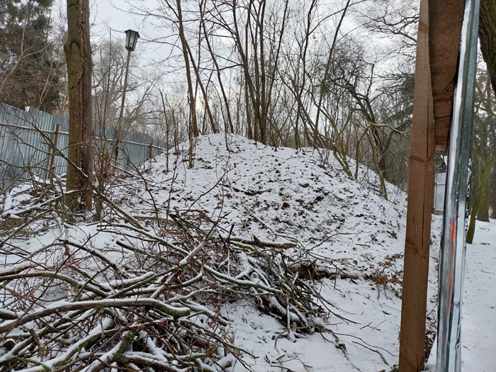 Цю купу залишків вінчає дивом вцілілий старий ліхтар