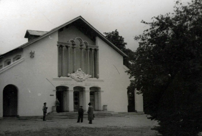 Добудований, але ще не зданий кінотеатр у парку