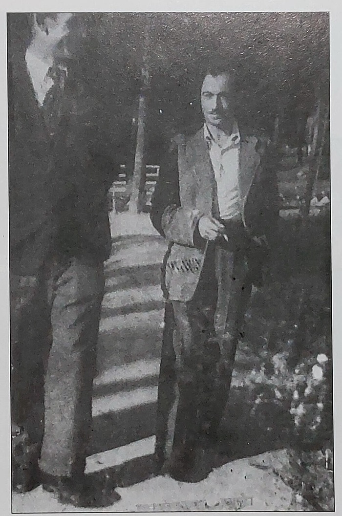 На фото праворуч директор парку Віктор Ткачук, чиїми нервами будувався кінотеатр у парку, 1951 рік. Фото з книги Світлани Калько “Сентиментальна прогулянка рівненським парком”